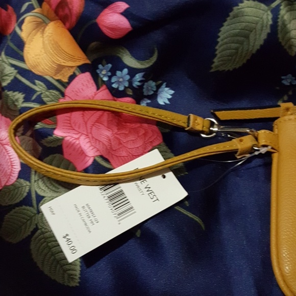 Nine West wristlet - Picture 3 of 3